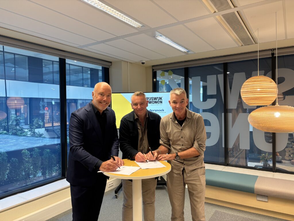 ondertekening contract vandersnoek vastgoedonderhoud, Smits Vastgoedzorg en Rijswijk Wonen