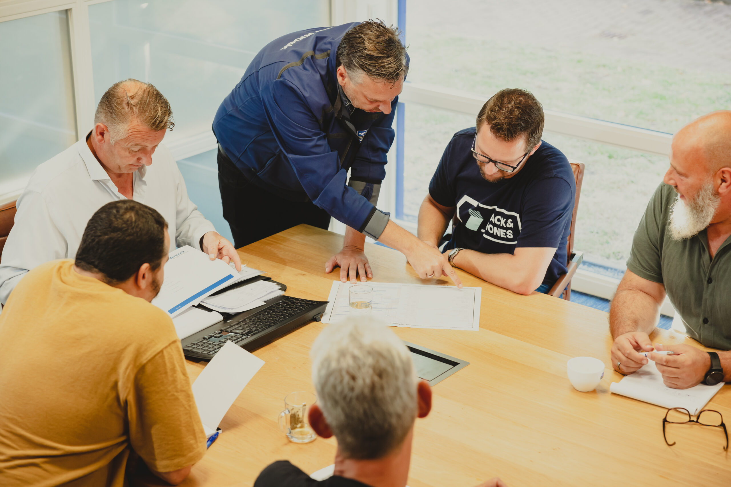 projectleider in actie tijdens meeting