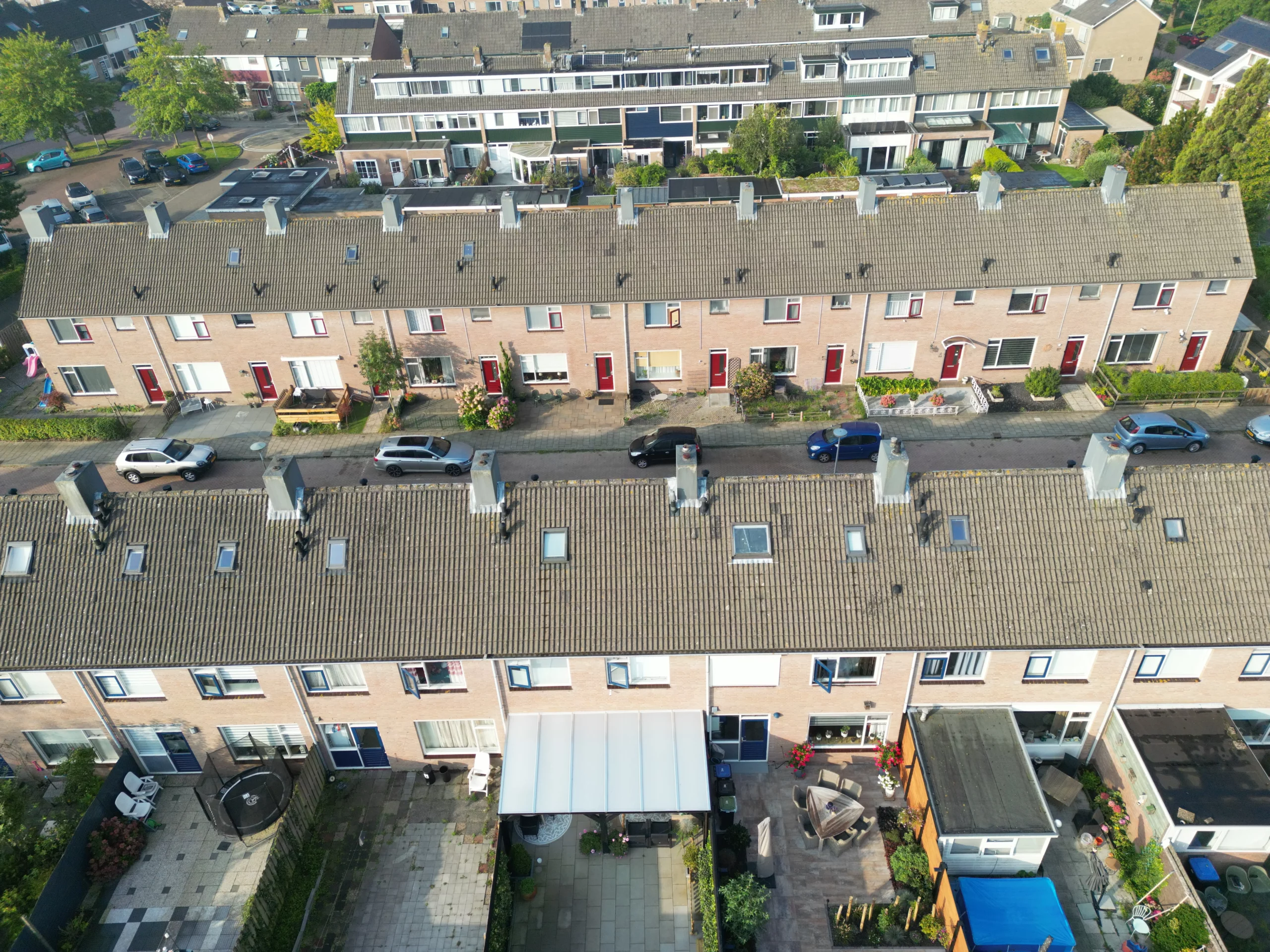 Luchtfoto van rijtjeshuizen aan de Lijsterbesstraat 21 t/m 39, blok 4, met voortuinen, geparkeerde auto's en achtertuinen.